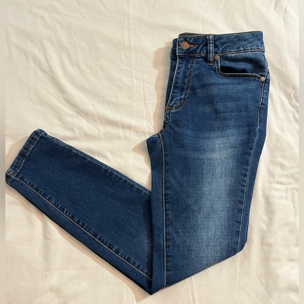 TAHARI, Kellie classic skinny Jean, size 2/26. Like new condition.